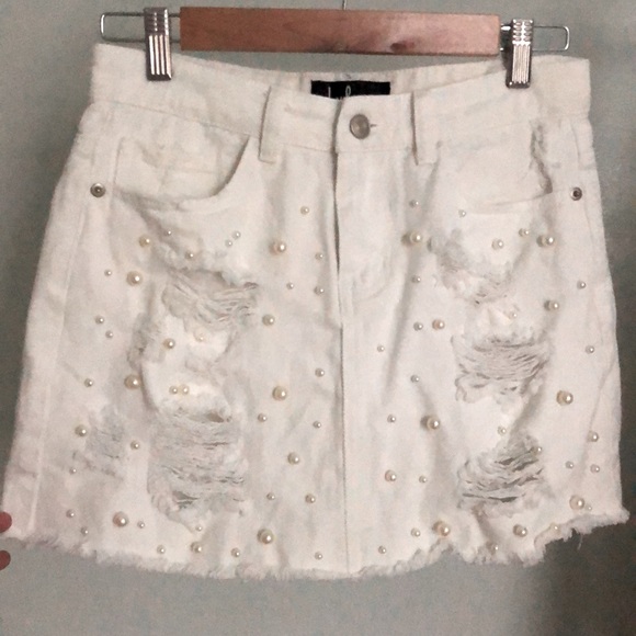 Lulu’s Pop Queen White distressed Pearl Denim Mini Skirt size small - Picture 4 of 6